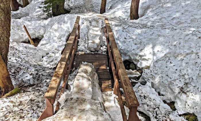 橋の上に残っている残雪