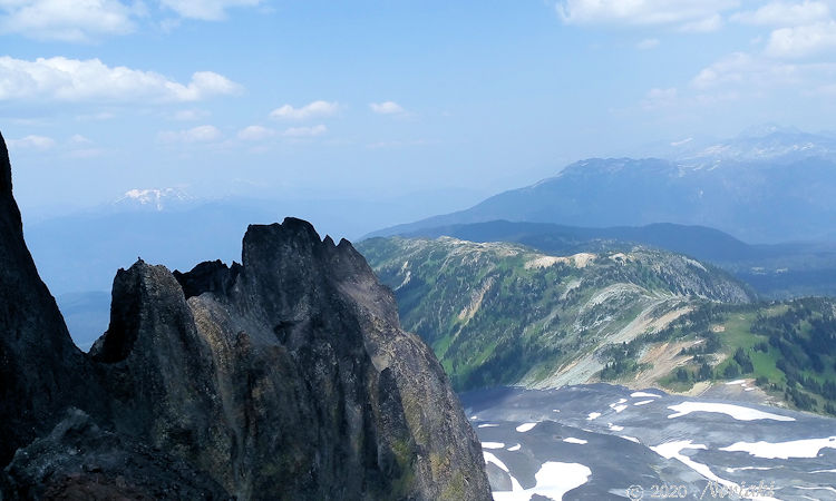ブラックタスクから望むウィスラー山方向の景色