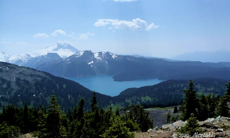この近辺から見ると木々の緑もガリバルディレイク Garibaldi Lake も眼下に入り綺麗に見える景色