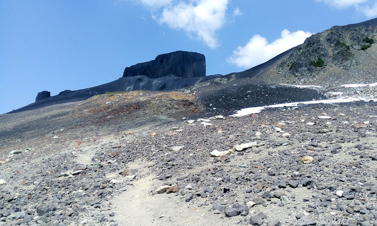 足元はすでに柔らかく二歩登っては一歩ザクっと戻り始めるトレイルの画像