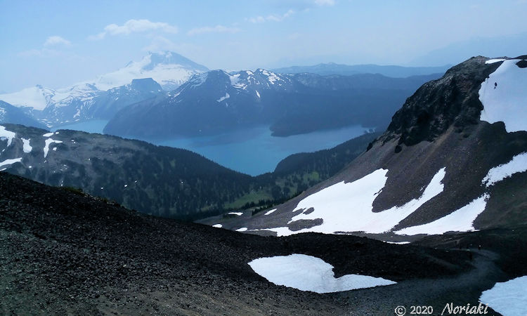例えるならば、石炭を引き詰めたような結構斜度のあるトレイルとガリバルディレイクが見える画像