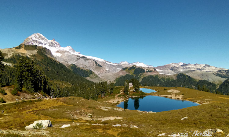 Elfin Lakesとそこから見えるガルバルディ山ダイアモンドヘッドの景色