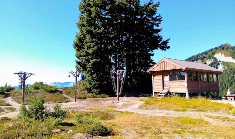 室内で食事が出来る建物とクマよけの為食糧バックをつるす設備の画像