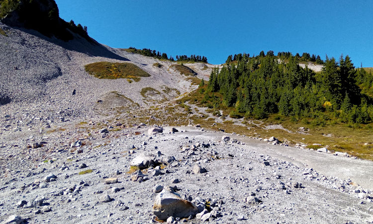 上に近づくほど、ガルバルディ山火山活動時代の岩が多くなるようすの画像