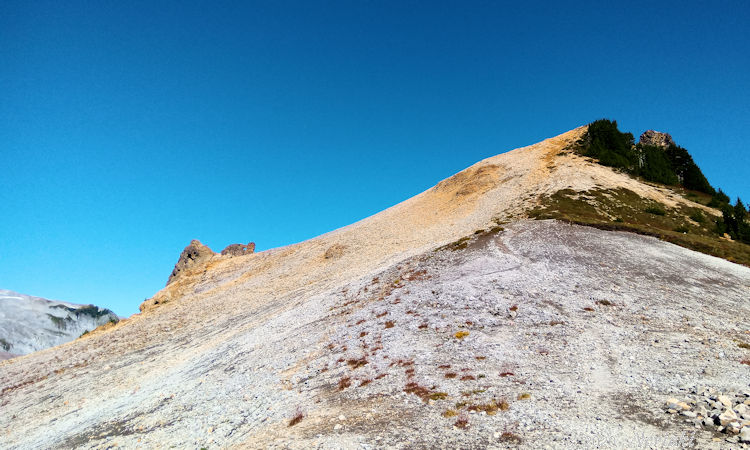 最後に見かけより急勾配のここを登り切ります。