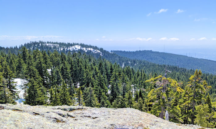 残雪のファーストレイクオーバールック、ディンキーピーク、駐車場方面