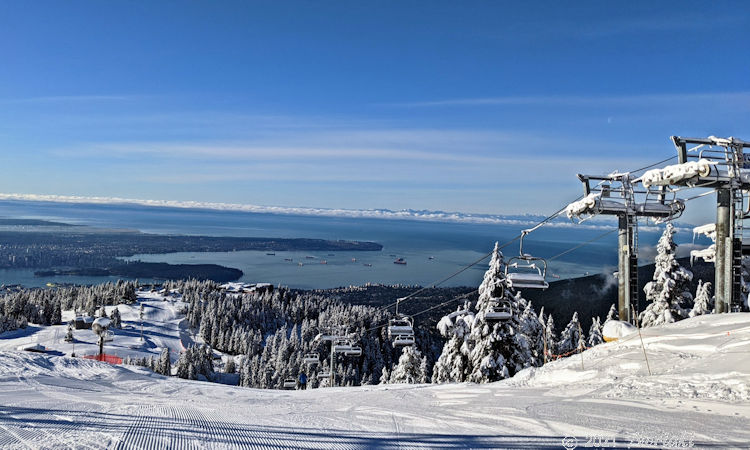 グラウス山ピークからの景色　スタンレー公園、イングリッシュベイ、UBC が確認できます