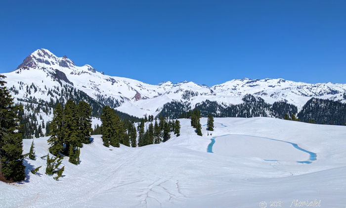 残雪期のエルフィンレイク　上記写真と同じ場所