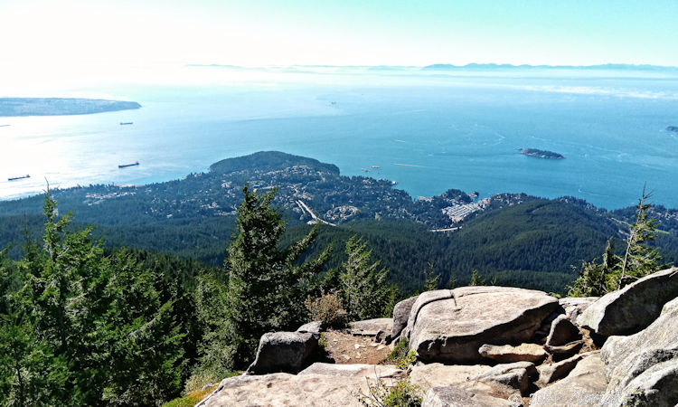 サイプレス山　Eagle Bluffs イーグルブラフから Horseshoe Bay ホーシュウベイとUBC