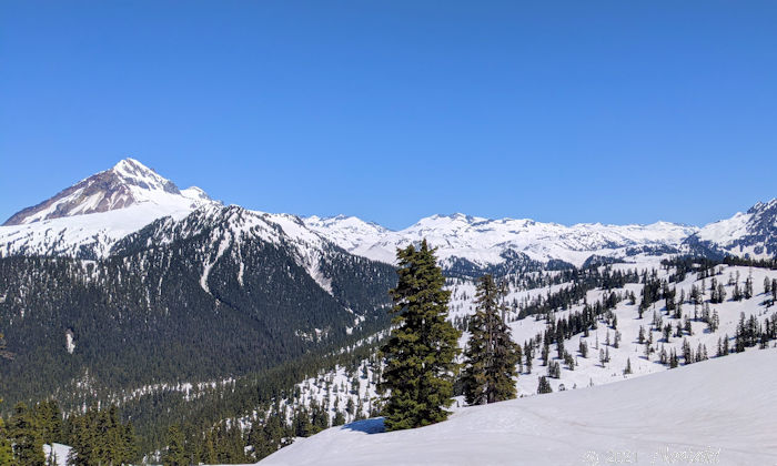 残雪のエルフィンレイク　一番上の写真と同じ地点