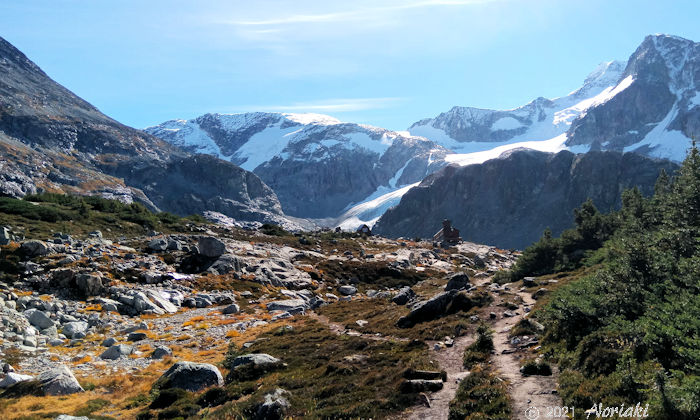 岩場を登り切りウェッジマウントグレーシャーが見える景色
