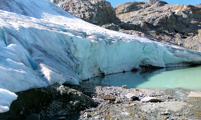 氷河が張り出し手前の水が流れているところから中に入れそうな画像