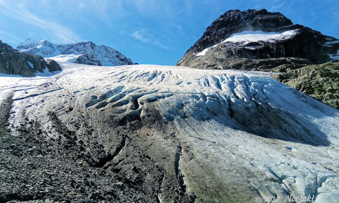 ウェッジマウントレイクをさらに登り氷河の迫力の景色
