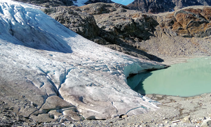 氷河の手前一角に亀裂が入っている状態の画像