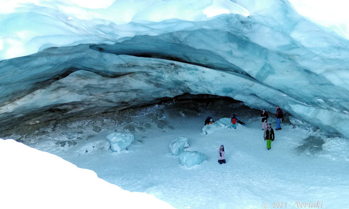 すでにお子様連れの家族が氷河洞窟の中