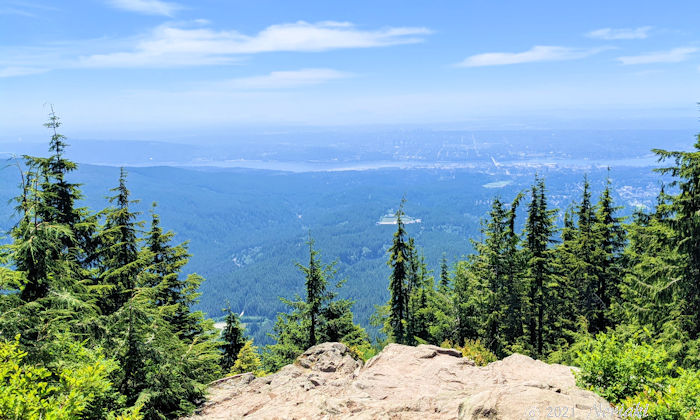 リーンピーク Lynn Peak からやや右にアイロンワーカーズ橋が見える景色