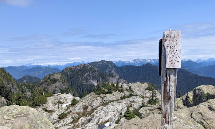 雨風にさらされたポンプピークのサインと北の景色