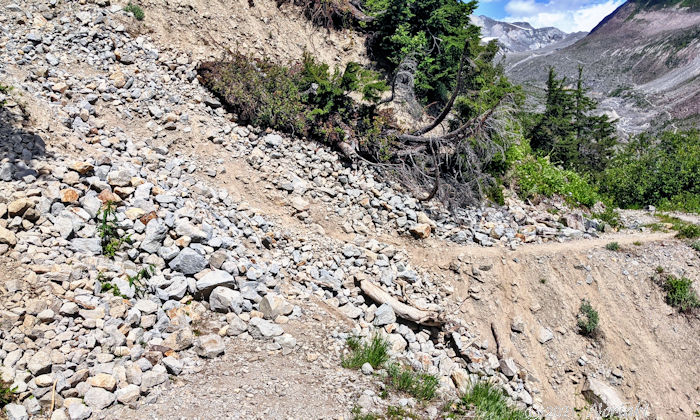 エルフィンレイクシェルターから 2.6km トレイルが崩れている状況