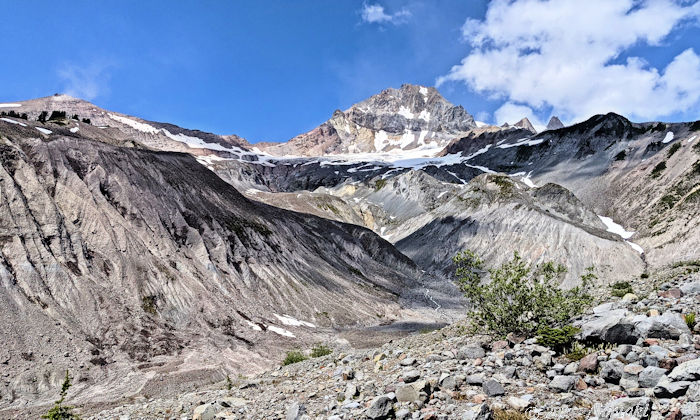 正面にアットウエルピーク Atwell Peak