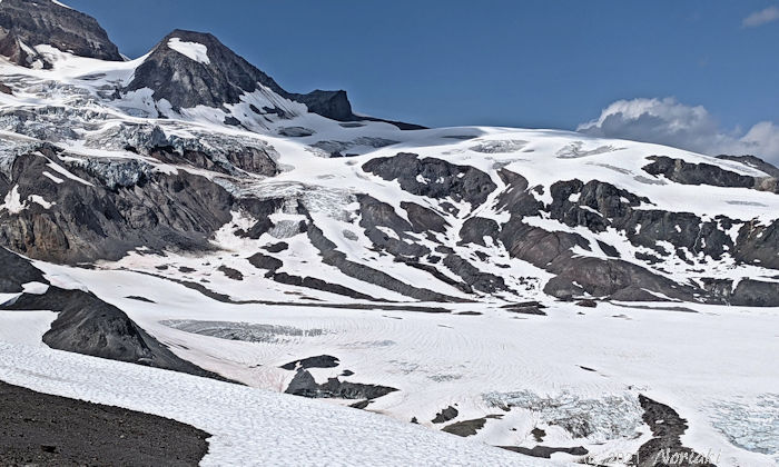 上側のガルバルディ氷河と右側のラバ氷河