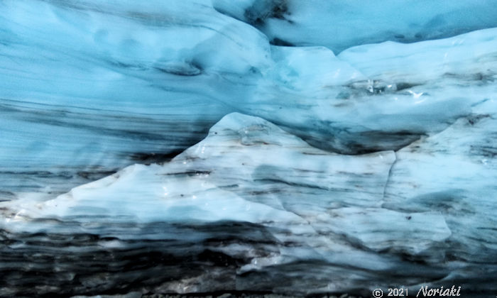 氷河洞窟の中から見える氷河の層が美しい画像