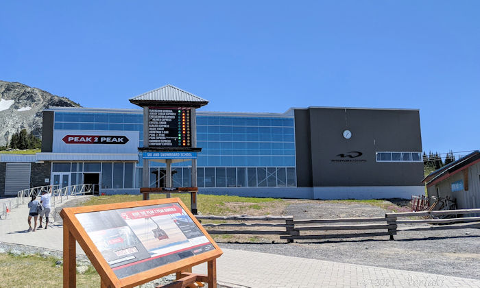 ブラッコム山からウィスラー山方面の景色