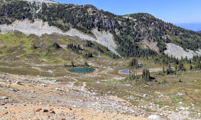 シンフォニーリフトの下あるシンフォニーレイクの景色
