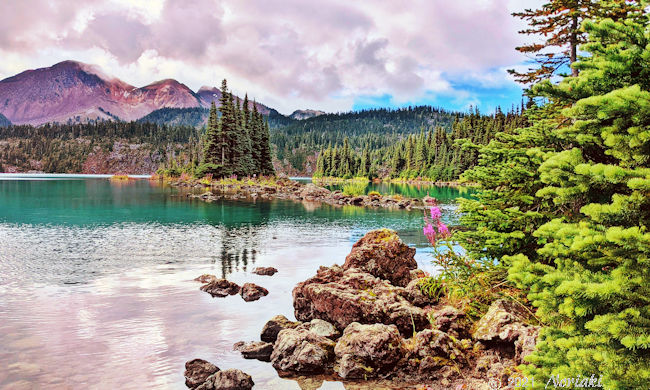 ガルバルディレイク湖畔の奥から見るマウントプライスとバトルシップアイランズ