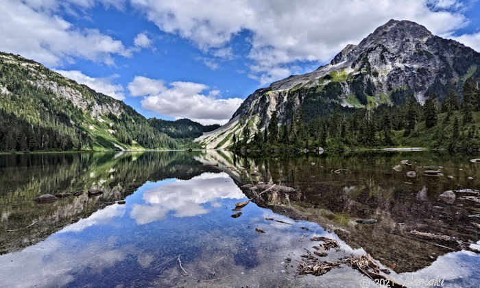 マムクアムレイク　Mamquam Lake とピラミッドマウンテンの景色