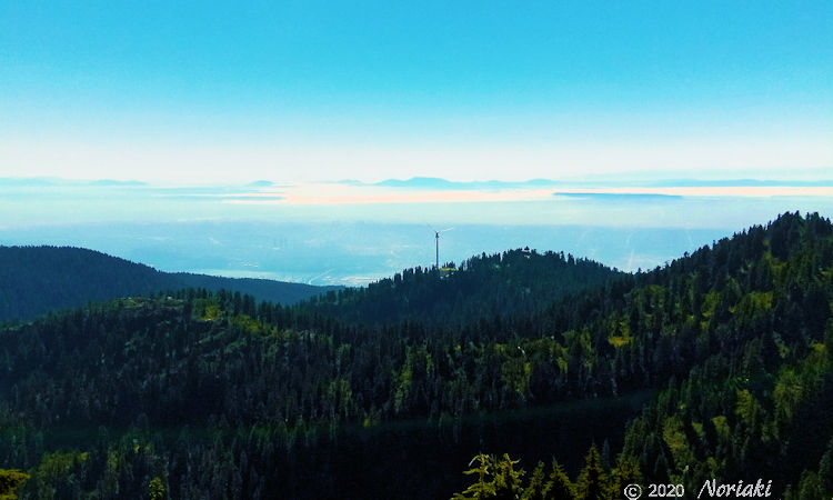 眼下にグラウス山ピークにある Eye of the Wind 風車の景色
